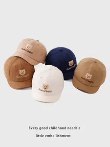 Détail de casquettes de baseball en coton pour bébé avec broderie ours en cinq couleurs