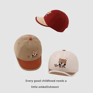 Tre cappellini da baseball per bambini con ricamo a forma di orso e visiere morbide colorate