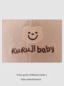 Gros plan d'une broderie d'ours sur une casquette en coton kaki pour bébé et enfant