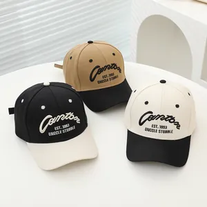 Cappellini da baseball 1993 per bambini con ricami in vari colori su tavolo pulito