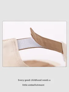 Dettaglio della chiusura in Velcro regolabile e tessuto in twill sul cappello bimbo