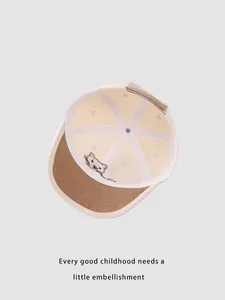 Vista interna del cappellino per bambini con ricamo a forma di orso e fodera in cotone
