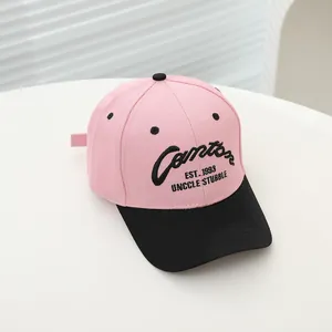 Dettaglio del cappellino da baseball rosa e nero con ricamo Cantor 1993 di qualità