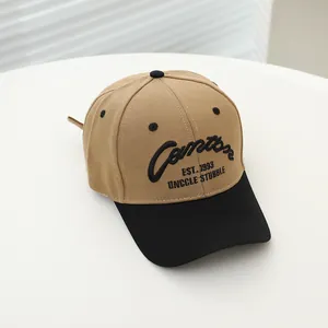 Dettaglio del ricamo 3D 1993 su un cappellino da baseball bicolore kaki per bambini