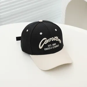 Dettaglio del ricamo 1993 e Canton su questo berretto da baseball per bambini