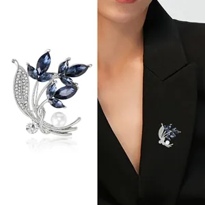 Elegante Vintage Orchideen Brosche mit blauen Kristallen und einer großen weißen Perle