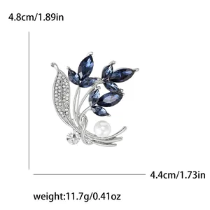 Exquisite silberne Orchideenbrosche mit dunkelblauen Kristallen und Pavé-Diamanten