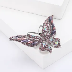 Gedetailleerde macro-opname van vlinderbroche met paarse strass-steentjes op zilverlegering