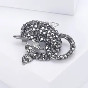 Gedetailleerde macro van een dolfijnspeld van gunmetal legering met donkergrijze stras