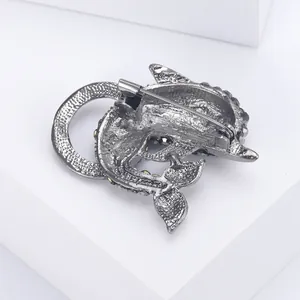 Detailweergave van de achterkant van de dolfijnspeld met metalen sluiting in grijs