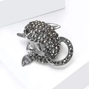 Modieuze dolfijnspeld in gunmetal met donkergrijze kristallen die door een ring springt