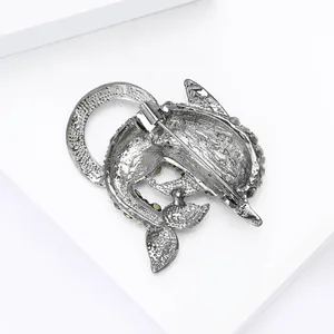 Vintage zilveren dolfijn broche met strassteentjes en veilige speldsluiting achter