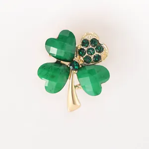 Détail d'une broche trèfle avec texture malachite verte et placage en or fin