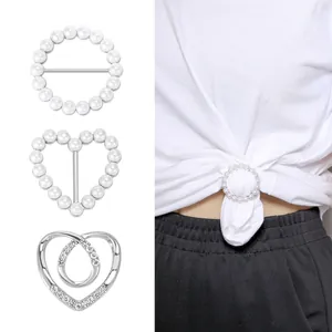 Détail de l'ensemble de broches cœur en perles et clips de chemise pour un look chic