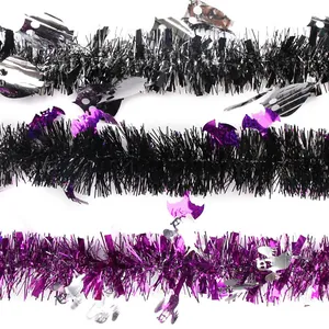 Dettaglio ghirlande di Halloween con paillettes a forma di fantasma e pipistrello su bianco