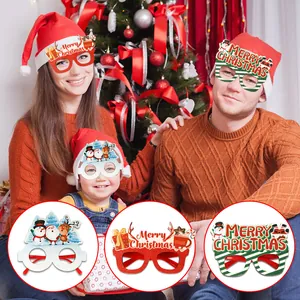 Detailansicht bunter Weihnachtsbrillen mit Weihnachtsman- und Rentier-Motiven für Partys