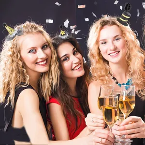 Mini chapeaux de fête avec paillettes dorées et plumes noires pour célébrations du Nouvel An