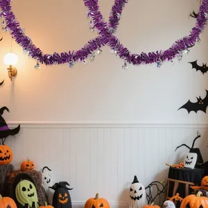 Dettaglio di ghirlanda viola con pipistrelli argentati per decorazioni di Halloween