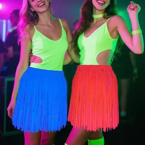 Dettaglio di gonne hawaiane al neon con elastico in vita per eventi e feste festive