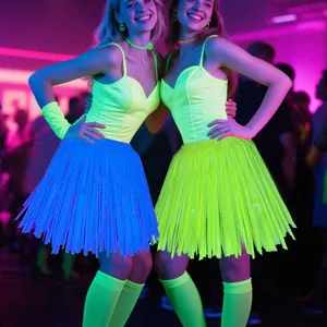 Dettaglio della gonna con frange neon e accessori coordinati per costume da festa