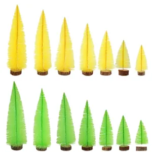Mini árboles de Navidad de sisal en amarillo y verde con bases de madera decorativas