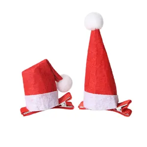 Süßes Set aus zwei Mini-Weihnachtsmann-Haarspangen aus rotem Filz mit weißen Bommeln auf Entenschnabel