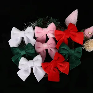 Noeuds de Noël en velours multicolores sur une base décorative en rotin rustique