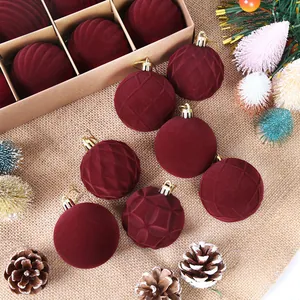 Set di palline di Natale floccate rosso scuro con trame assortite e ganci dorati