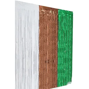 Tenda a frange metalliche bianca, marrone e verde per decorazione festa di rugby