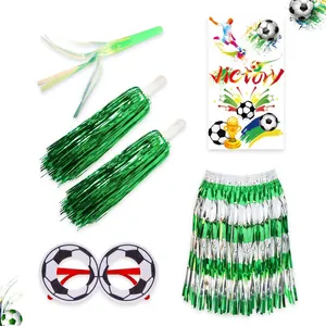 Detail von grün-weißem Fußball-Party-Set mit Fransenrock und Fan-Zubehör