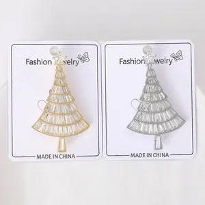Detail von Weihnachtsbaum-Broschen in Gold und Silber mit funkelnden Zirkoniasteinen