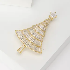 Detailansicht goldene Weihnachtsbaum Brosche mit funkelnden Zirkonia Kristallen auf Podest