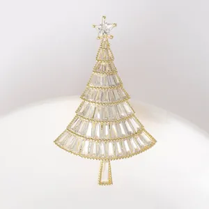 Detailansicht der Weihnachtsbaum-Brosche mit Baguette-Zirkonia und Vergoldung