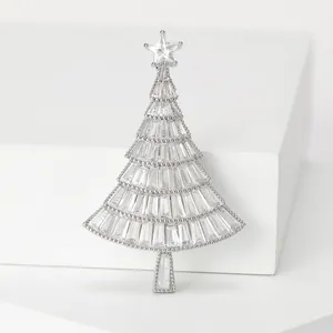 Detailaufnahme der Weihnachtsbaum-Brosche mit Baguette-Zirkon-Besatz und Sternen-Aufsatz