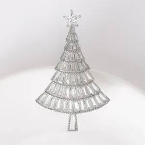 Makroaufnahme glitzernder Zirkonsteine auf silberner Weihnachtsbaum-Brosche mit Stern