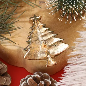Spilla ad albero di Natale dorata con texture e chiusura a perno su decoro in legno