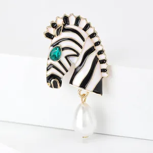 Detail der Zebrabrosche mit Emaille, grünem Edelsteinauge und weißer Perlenkette