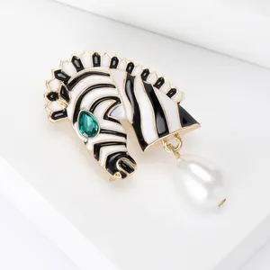 Detailaufnahme der Zebra-Brosche mit Emaille-Streifen und großer Perle als Anhänger