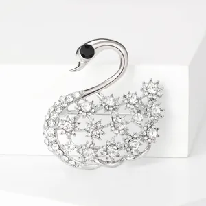 Détails d'une élégante broche de cygne en argent sertie de strass brillants en gros plan