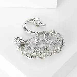 Broche cygne élégante en métal argenté avec strass et vue détaillée du dos évidé