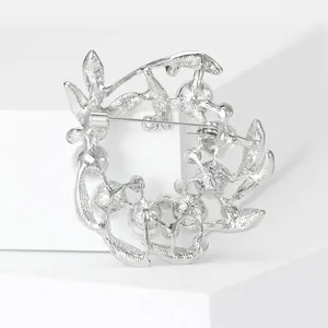 Broche couronne de perles argentées élégante pour pulls et foulards avec épingle