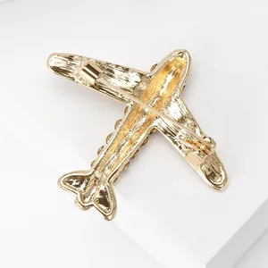 Vue arrière de la broche avion dorée montrant l'attache épingle et la texture du métal