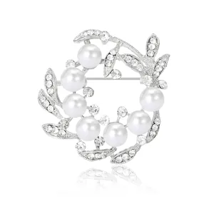 Broche couronne en perles argentées avec cristaux étincelants et perles blanches