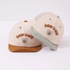 Atmungsaktive Baby-Baseballmützen mit Bärenstickerei und Netzpaneelen in Braun und Grün