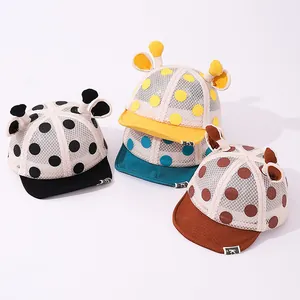 Détail du tissu en maille respirante et des oreilles de girafe sur ces casquettes bébé
