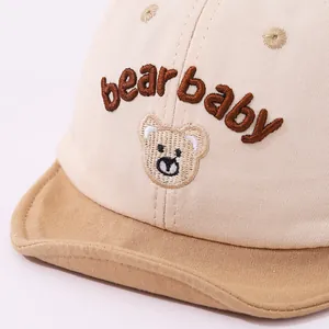 Detailaufnahme der Bearbaby-Stickerei und des Twill-Stoffs der Baby-Baseballkappe