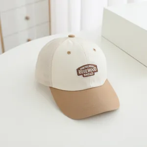 Λεπτομερής λήψη καπέλου mesh με κέντημα Rosewood και χακί γείσο για προστασία από ήλιο