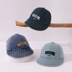 Dettaglio del ricamo BOSTON 1630 su visiere in denim di qualità in tre tonalità di blu