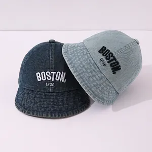 Cappello da sole in denim per bambini con ricamo BOSTON in lavaggio blu chiaro e scuro