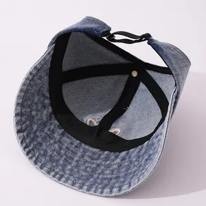 Struttura interna del cappellino in denim con fascia antisudore e cinturino regolabile